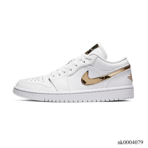 AJ 1 LOW WHITE/METALLIC GOLD SHOES SNEAKERS – NK0004079